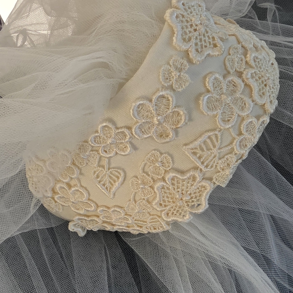 1978 VINTAGE Veil Cap from Miller & Rhoads. Ivory In Color